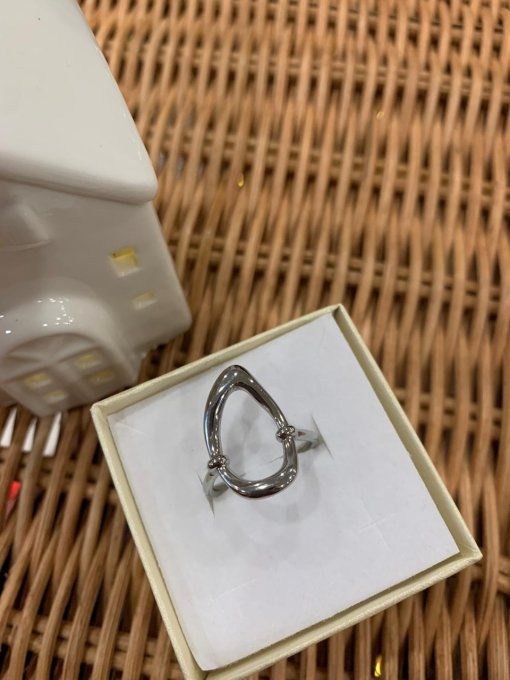 Bague réglable Lucie dans sa boîte cadeau 