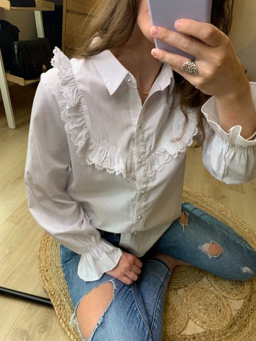 Chemise blanche encolure à dentelle 