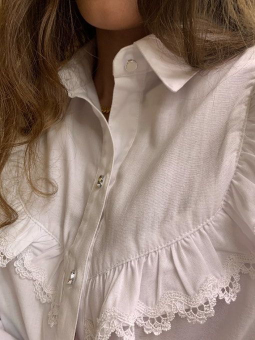 Chemise blanche encolure à dentelle 