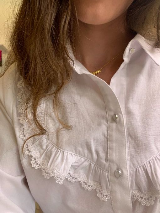 Chemise blanche encolure à dentelle 